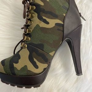 Camo Heeled Laced-Up Boots